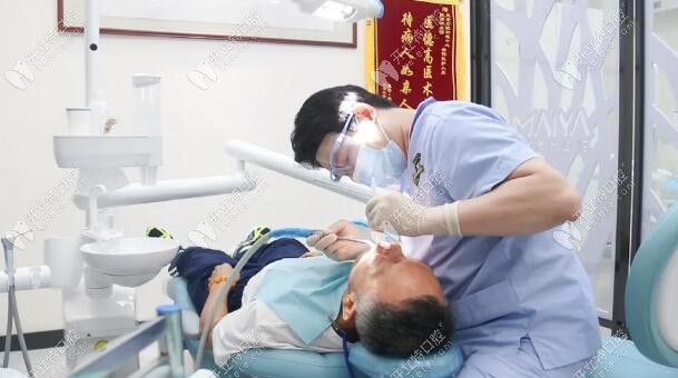 廈門麥芽口腔姚江武院長在工作中