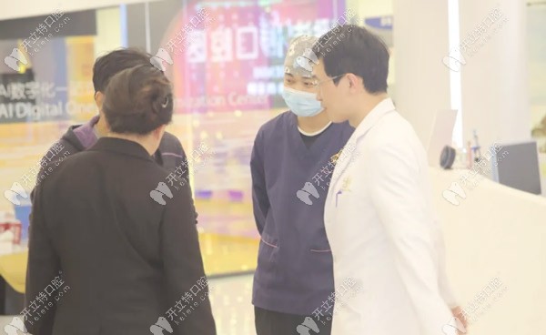 院長及其團(tuán)隊(duì)成員與患者溝通