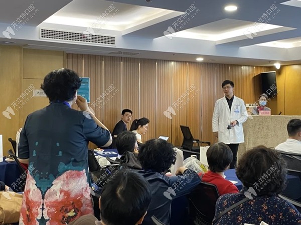 為他們講解種植牙疑惑之處